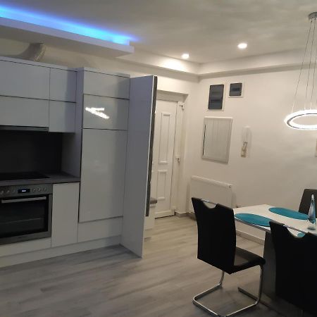 Dilara Apartman Sarvar Exterior photo