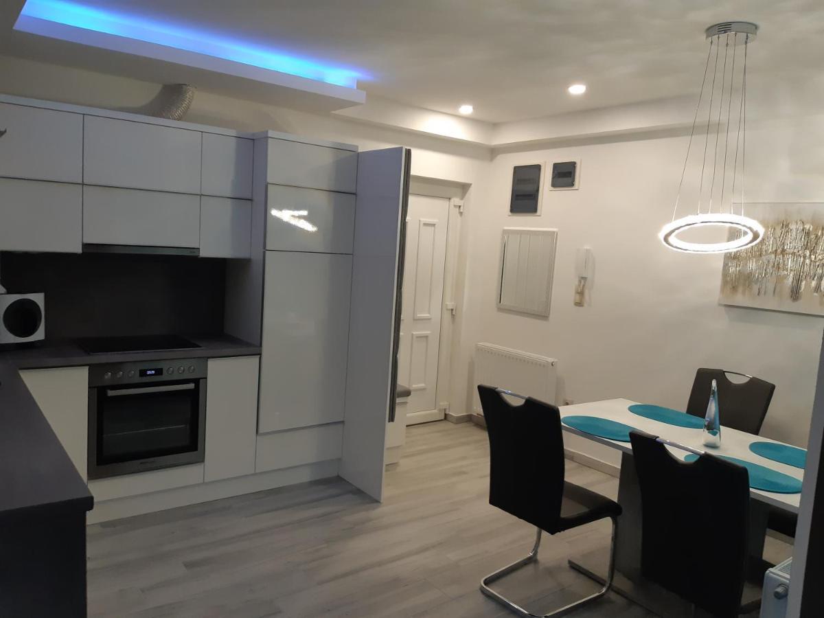 Dilara Apartman Sarvar Exterior photo